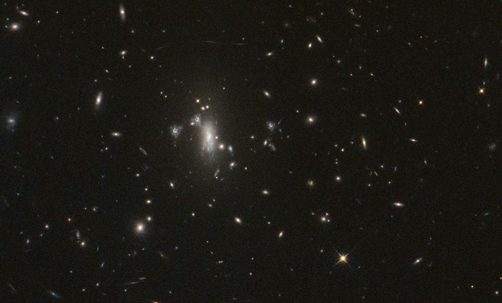 Hubble image of galaxy cluster MACS J0417 and the surrounding field