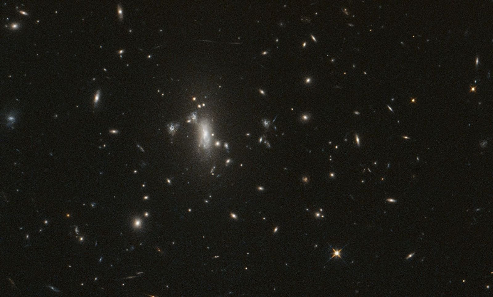 Hubble image of galaxy cluster MACS J0417 and the surrounding field