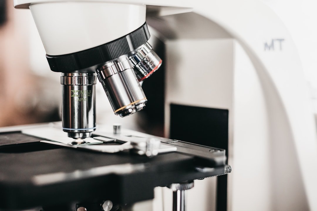 Laboratory microscope with multiple objective lenses