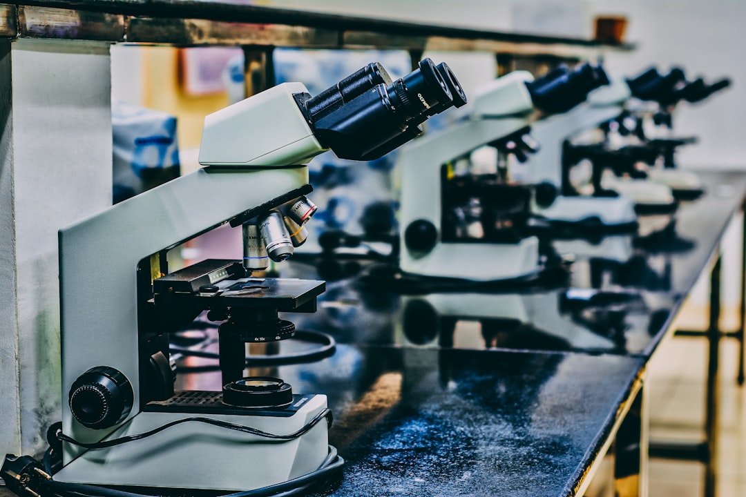 Laboratory microscope with objective lenses