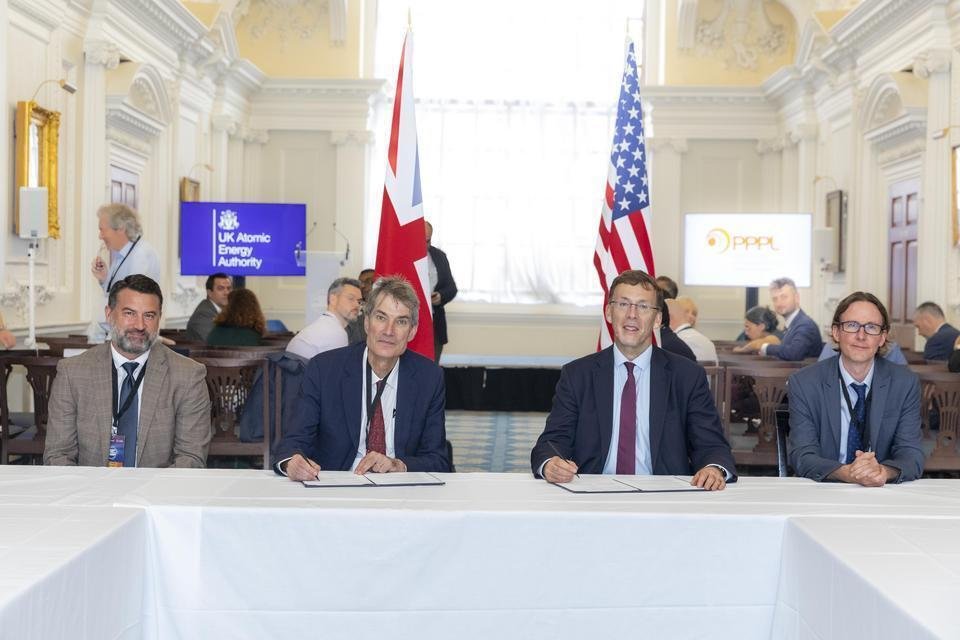Representatives signing the joint declaration for UK–US fusion-computing collaboration.