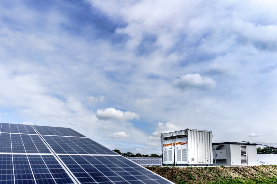 Solar power installation with central inverter equipment